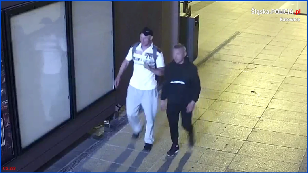 Kopali, bili i ukradli dwie komórki o łącznej wartości 1400 zł pokrzywdzonemu w Katowicach - za to właśnie poszukiwani są mężczyźni widoczni na zdjęciu, które opublikowała katowicka policja w czwartek. Mundurowi zaapelowali o pomoc w ustaleniu tożsamości agresorów.  