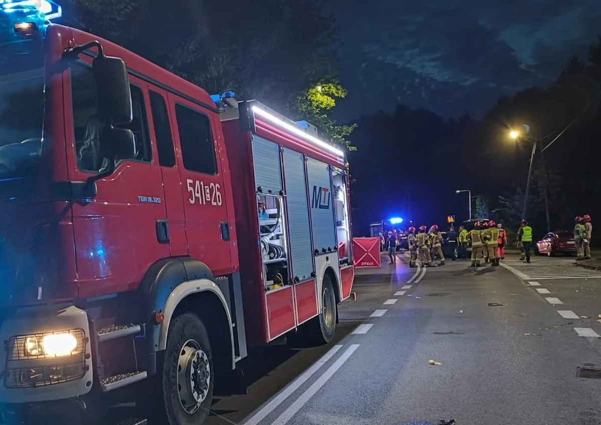 Dwie rowerzystki zginęły w wypadku drogowym z udziałem dwóch samochodów osobowych, do którego doszło na ul. Mostowej w Tomaszowie Mazowieckim (woj. łódzkie). Ranne zostały cztery osoby podróżujące osobówkami. 