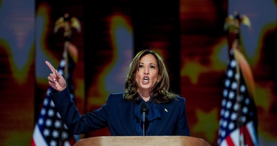 "W imieniu wszystkich Amerykanów przyjmuję nominację, by zostać prezydentem Stanów Zjednoczonych Ameryki" - powiedziała w czwartek wiceprezydent Kamala Harris w przemówieniu na konwencji wyborczej demokratów w Chicago. Zapowiedziała, że jako prezydent będzie stać mocno przy Ukrainie i sojusznikach USA i "nie będzie się przymilać do tyranów i dyktatorów takich jak Kim Dzong Un".