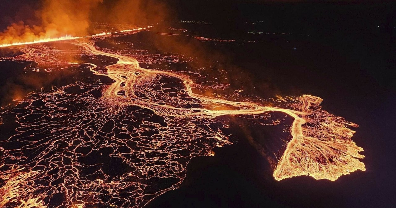  Kolejna erupcja wulkanu. Nocne niebo rozświetliły płomienie i lawa