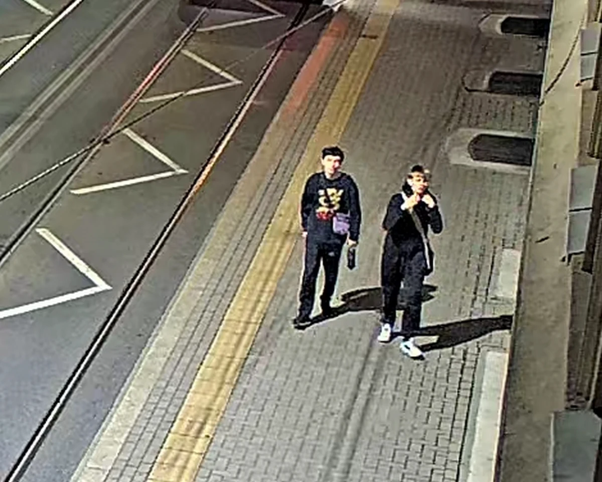 Wrocławscy policjanci poszukują dwóch młodych mężczyzn podejrzewanych o nawoływanie do nienawiści na tle narodowościowym. W identyfikacji ma pomóc zabezpieczony monitoring. Funkcjonariusze proszą o pomoc mieszkańców. 