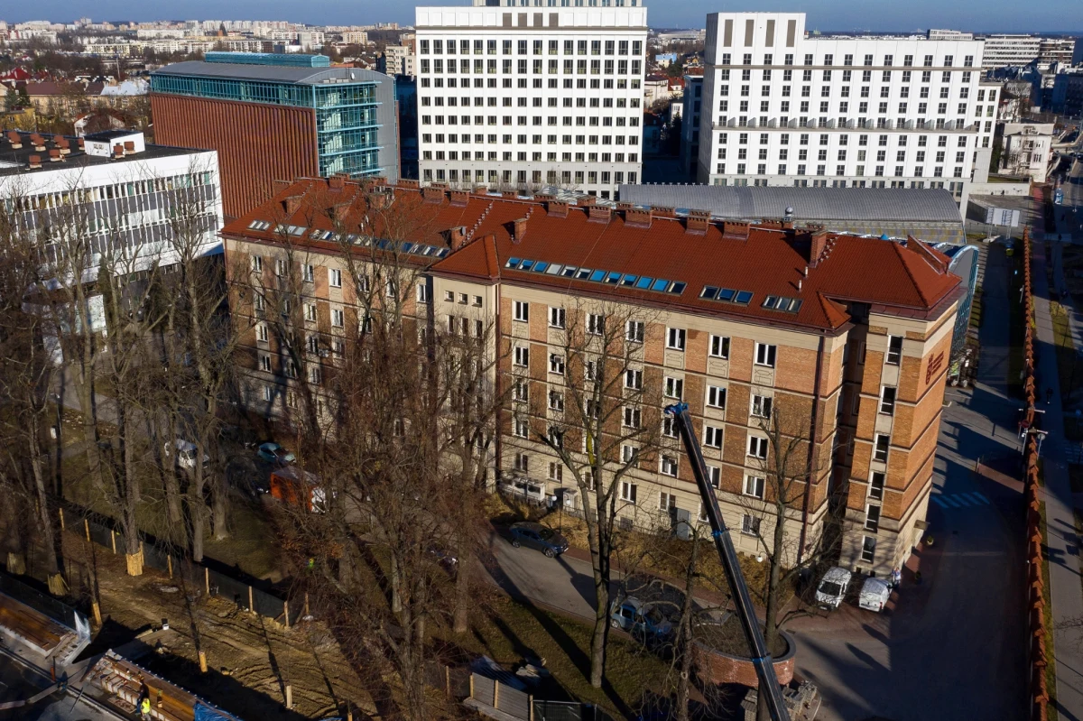 Zarzuty wyrządzenia znacznej szkody majątkowej - w wysokości 263 tys. zł - usłyszeli b. dyrektor Krakowskiej Szkoły Biznesu na Uniwersytecie Ekonomicznym, obecnie prezydent Tarnowa Jakub Kwaśny oraz b. prorektor Uniwersytetu Ekonomicznego w Krakowie Piotr B. Śledztwo dotyczy nieprawidłowości finansowych na uczelni.