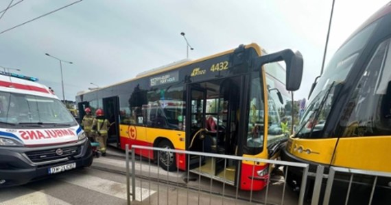 Do wypadku z udziałem miejskiego autobusu i tramwaju doszło na ul. Wolskiej. Kierowca linii 197 zasłabł i wjechał w samochód osobowy, który następnie uderzył w skład nr 26. Jedna osoba została ranna. 