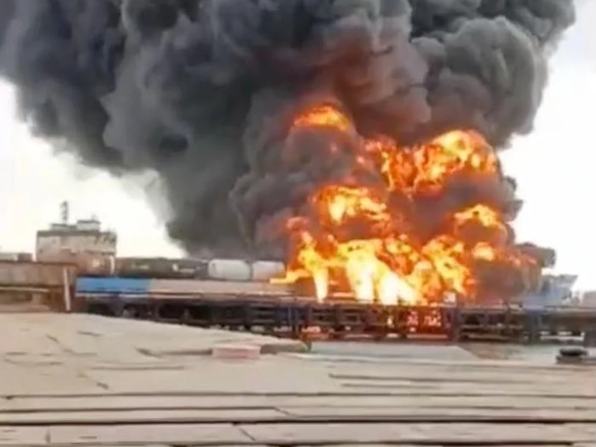 Przeprawa promowa między okupowanym Krymem a rosyjskim Krajem Krasnodarskim jest zamknięta. Zablokowany jest też rosyjski port Kawkaz. Fakt zniszczenia promu kolejowego potwierdził w piątek Dmytro Płetenczuk, rzecznik ukraińskiej marynarki wojennej.