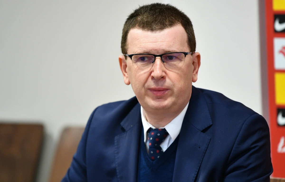 Funkcjonariusze CBA zabezpieczyli dokumenty w kilku szkołach na terenie Ostrowca Świętokrzyskiego. To część śledztwa dotyczącego fałszowania dokumentów. Jednym z podejrzanych jest były prezydent Ostrowca Świętokrzyskiego Jarosław Górczyński (zgodził się na podawanie danych).