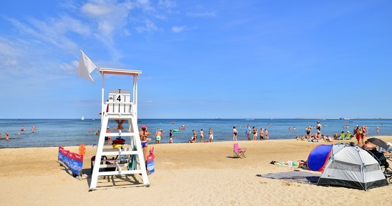 Dobra wiadomość dla plażowiczów. We wszystkich pomorskich kąpieliskach można się już kąpać. W wodzie nie stwierdzono obecności sinic - poinformował sanepid. 