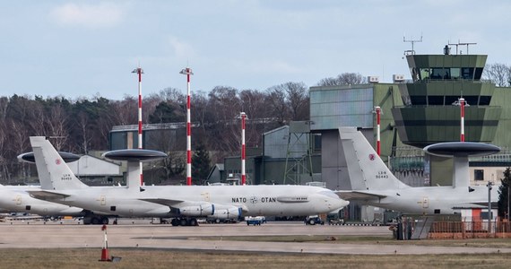 W bazie lotniczej NATO w Niemczech, gdzie stacjonują samoloty rozpoznawcze AWACS, w czwartek wieczorem wprowadzono szczególne środki bezpieczeństwa. Według portalu tagesschau amerykańskie tajne służby miały ostrzec sojusz wojskowy przed atakiem dronowym.