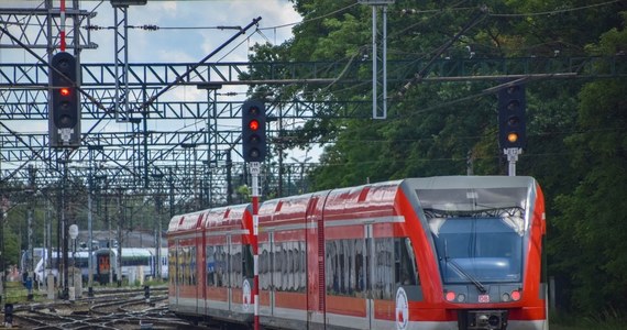 Dobra wiadomość dla osób podróżujących koleją. Od września pociągi z Warszawy do Poznania, Szczecina i Białegostoku mają jechać szybciej. Sprawdź, co się jeszcze zmieni. 