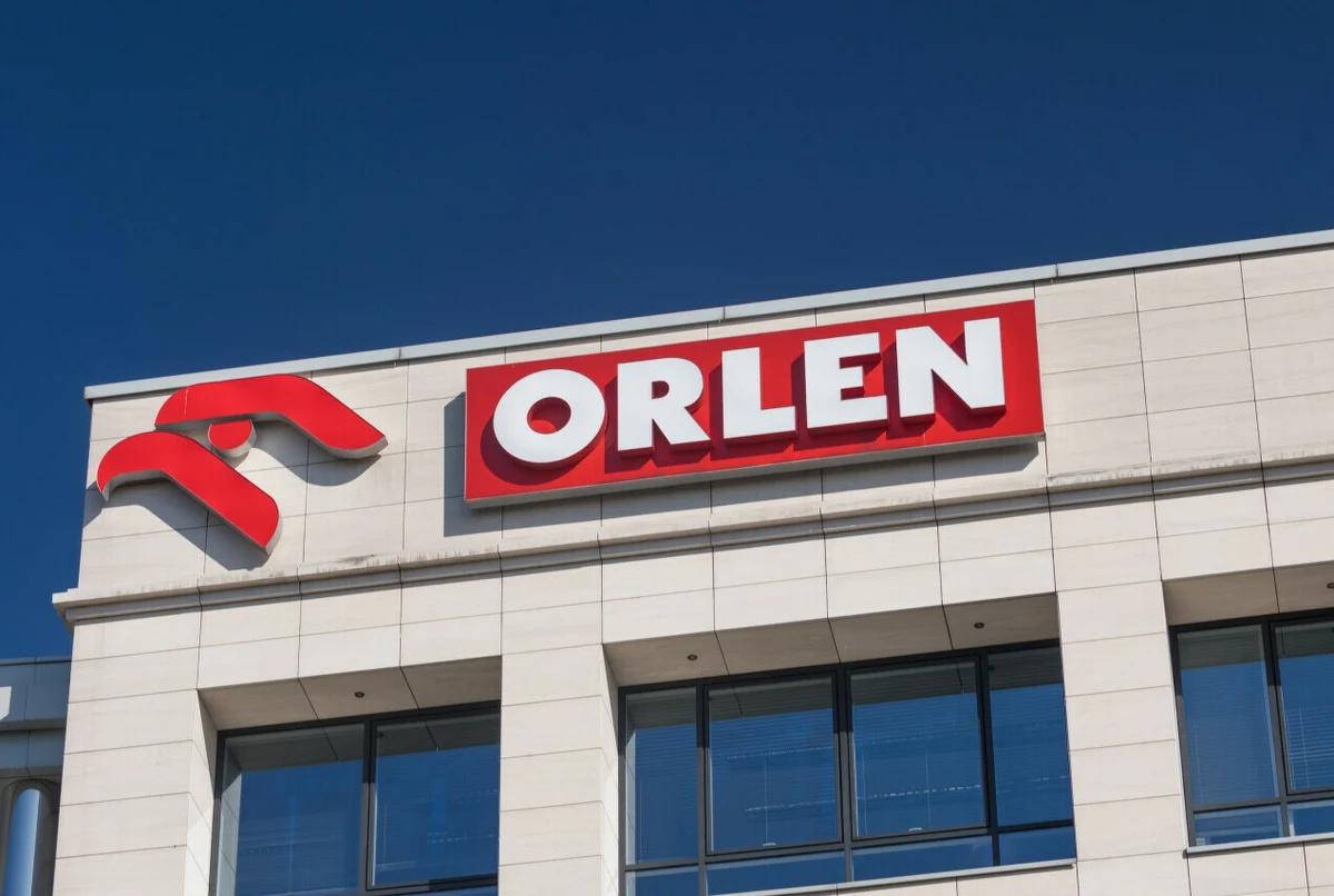 Posłowie PiS poinformowali w piątek, że udają się z kontrolą poselską do głównej siedziby Grupy Orlen w Warszawie, by sprawdzić, dlaczego zysk netto spółki był niższy o 12 mld 729 mln zł niż w analogicznym okresie roku poprzedniego. Poseł PiS Michał Moskal ocenił, że "wyniki finansowe są porażające". W serwisie X napisał, że "rozpoczęła się operacja - zniszczyć Orlen".
