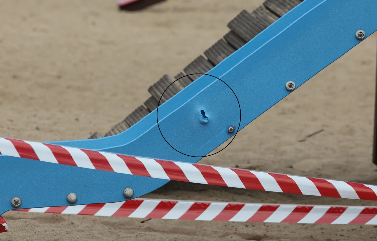 "Co najmniej kilka pocisków" z terenu poligonu w Orzyszu (woj. warmińsko-mazurskie) wleciało do miejscowości Bemowo Piskie (gmina Biała Piska) i uszkodziło budynki cywilne. Jeden z pocisków przez okno wpadł do pokoju, w którym spał lokator. Rano Dowództwo Generalne Rodzajów Sił Zbrojnych poinformowało jedynie, że "rykoszety uszkodziły budynek położony niedaleko strzelnicy".