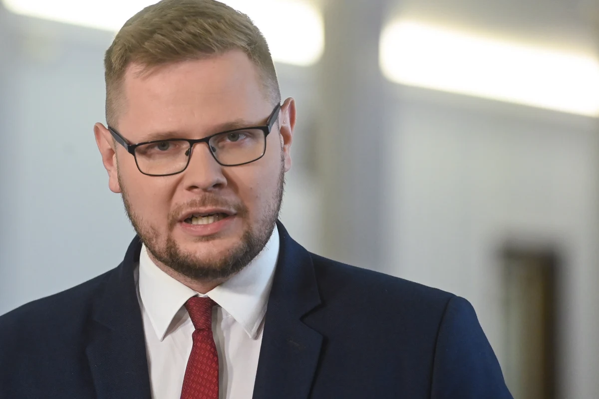 Polityk Suwerennej Polski i poseł klubu PiS Michał Woś poinformował, że na 27 sierpnia został wezwany przez Prokuraturę Krajową. Prowadzi ona śledztwo w sprawie Funduszu Sprawiedliwości i chce ogłosić byłemu wiceministrowi sprawiedliwości zarzuty i przesłuchać go w charakterze podejrzanego.