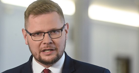 Polityk Suwerennej Polski i poseł klubu PiS Michał Woś poinformował, że na 27 sierpnia został wezwany przez Prokuraturę Krajową. Prowadzi ona śledztwo w sprawie Funduszu Sprawiedliwości i chce ogłosić byłemu wiceministrowi sprawiedliwości zarzuty i przesłuchać go w charakterze podejrzanego.