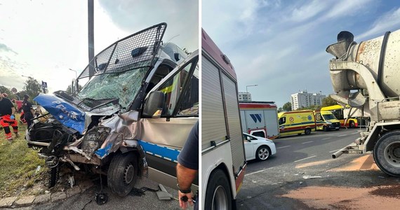 8 policjantów zostało rannych w wypadku w Warszawie. Samochód ciężarowy - betoniarka zderzył się z radiowozem. Funkcjonariusze zostali zabrani do szpitala. 