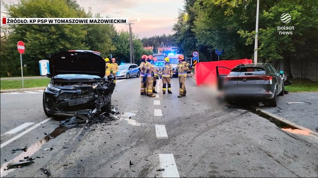 Tragedia na pasach. Zginęły dwie starsze rowerzystki. Kobiety przechodziły przez przejście na pasach, w Tomaszowie Mazowieckim prowadząc rowery, gdy z impetem uderzył w nie młody kierowca. 28-latek uciekł z miejsca wypadku, bo był pijany. Policja zatrzymała go po trzech godzinach. Dla ''Wydarzeń'' Monika Zalewska.