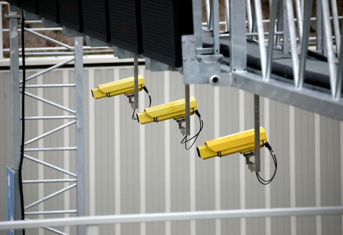 Trzy nowe odcinkowe pomiary prędkości pojawią się na małopolskim odcinku autostrady A4. Jeden z nich znajdzie się na obwodnicy Krakowa. Do tej pory te systemy były tylko w dwóch miejscach w Małopolsce - na drodze krajowej numer 94 w Tarnowie oraz w tunelu na zakopiance.
