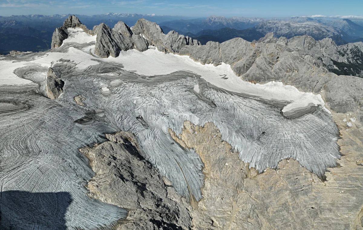 Władze Austrii ostrzegają, że lodowca Hallstätter nie da się już uratować. Od 2006 roku stracił jedną trzecią swojej masy. Odsłonięte skały przyspieszają jego topnienie.