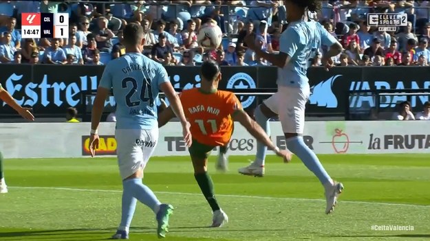 Fragment meczu Celta Vigo - Valencia CF. Pierwszego gola w spotkaniu, po sporym zamieszaniu w polu karnym, strzelił dla gości Diego Lopez. Spore wrażenie zrobiła asysta, która padła z przewrotki. 