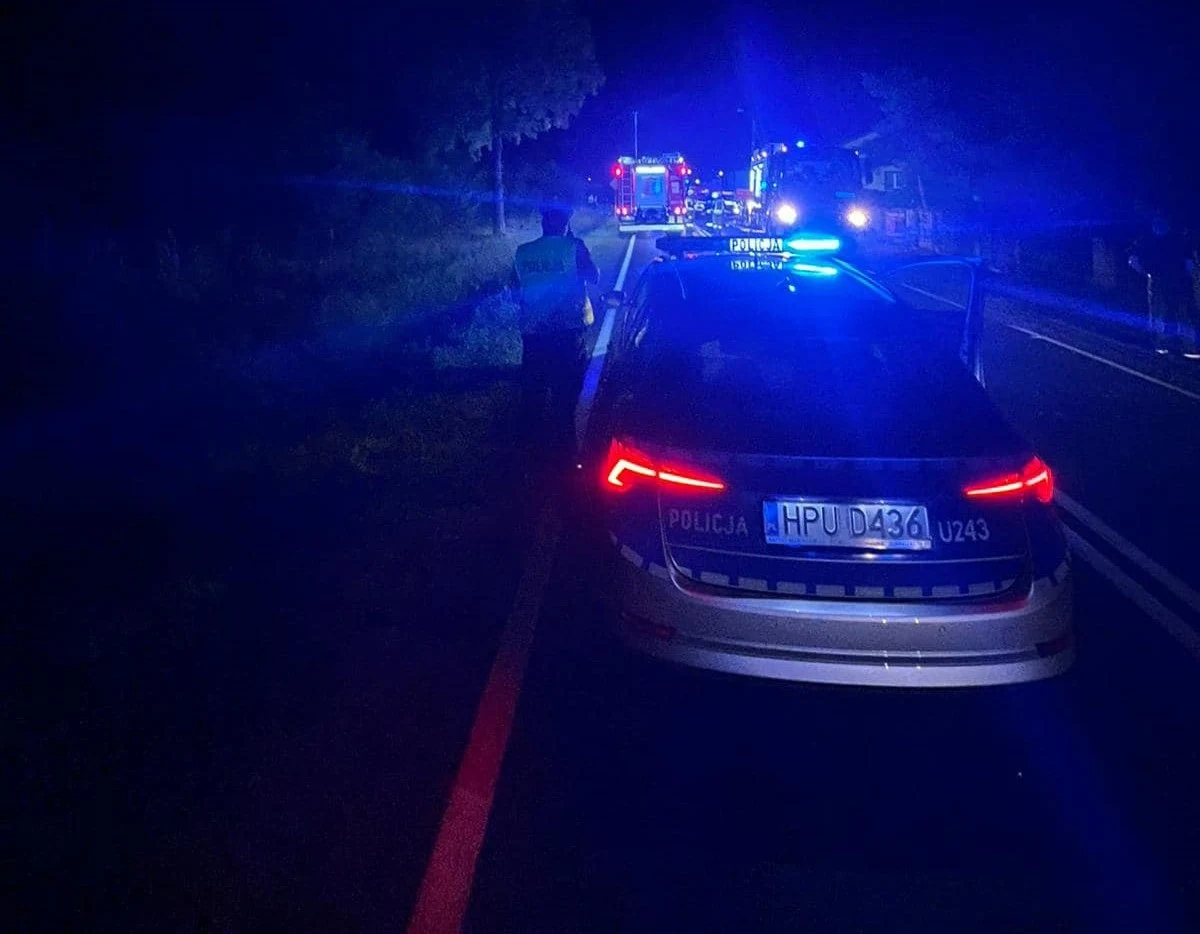 Tragiczny wypadek w miejscowości Mostki koło Sompolna w woj. wielkopolskim. Jedna osoba zginęła, a dwie zostały ranne.
