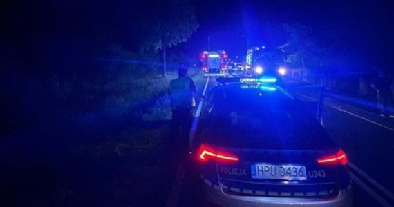 Tragiczny wypadek w miejscowości Mostki koło Sompolna w woj. wielkopolskim. Jedna osoba zginęła, a dwie zostały ranne.