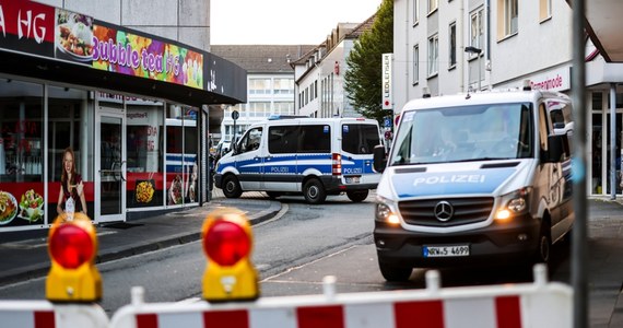 W Niemczech trwa obława na mężczyznę, który w piątek wieczorem uzbrojony w nóż wtargnął na festyn w miejscowości Solingen. Napastnik, mający według świadków arabski wygląd, zabił 3 osoby, ranił wiele innych. Policja ujawniła rysopis sprawcy. Jego opis pokrywa się z tym, co wcześniej zeznali świadkowie.