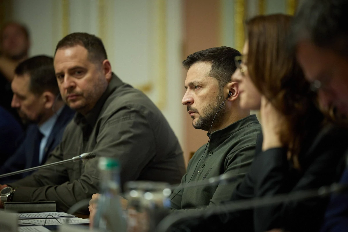 Chory dziad z Placu Czerwonego, nieustannie straszący wszystkich czerwonym guzikiem, nie będzie nam dyktował swoich "czerwonych linii"; Ukraina i Ukraińcy będą sami decydować o tym, jak żyć, jaką drogą podążać i jakich wyborów dokonywać - powiedział w Dniu Niepodległości Ukrainy, prezydent Wołodymyr Zełenski.