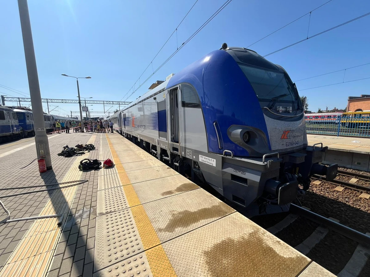 Do pożaru lokomotywy pociągu doszło w sobotę przed południem na dworcu w Lesznie. Z pociągu ewakuowało się ok. 800 pasażerów.