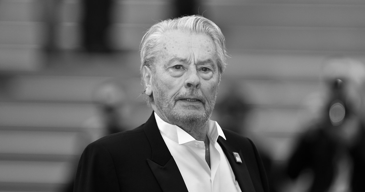 Legenda francuskiego kina, Alain Delon, zmarł w wieku 88 lat. Pod koniec życia gwiazdor walczył o godność oraz śmierć na własnych warunkach. Poznaliśmy szczegóły pogrzebu, który ma odbyć się w sobotę 24 sierpnia na terenie jego wiejskiej posiadłości.