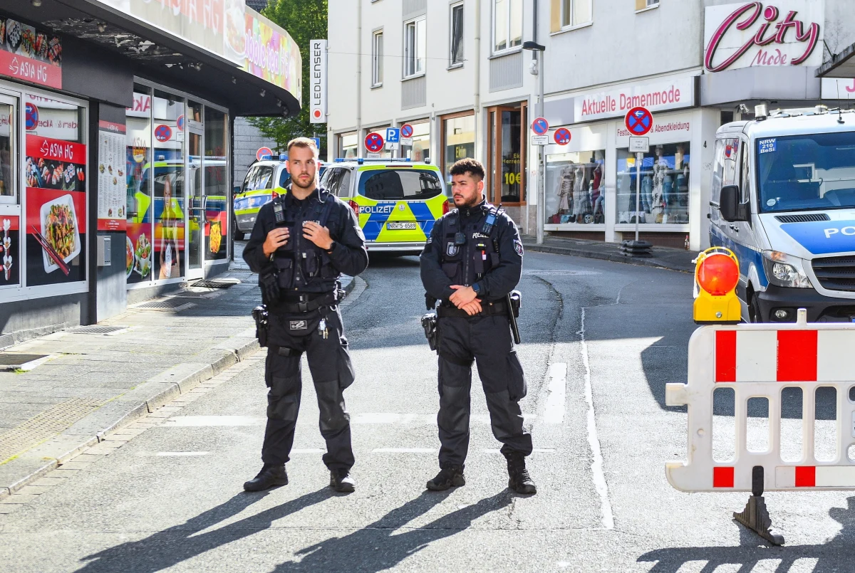 Sprawca piątkowego ataku w niemieckim Solingen nadal jest poszukiwany. Policja zatrzymała w tej sprawie 15-latka. Nie jest on jednak podejrzany o atak nożem, a o niezgłoszenie planowanych przestępstw. 