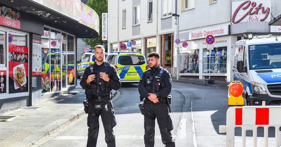 Sprawca piątkowego ataku w niemieckim Solingen nadal jest poszukiwany. Policja zatrzymała w tej sprawie 15-latka. Nie jest on jednak podejrzany o atak nożem, a o niezgłoszenie planowanych przestępstw. 