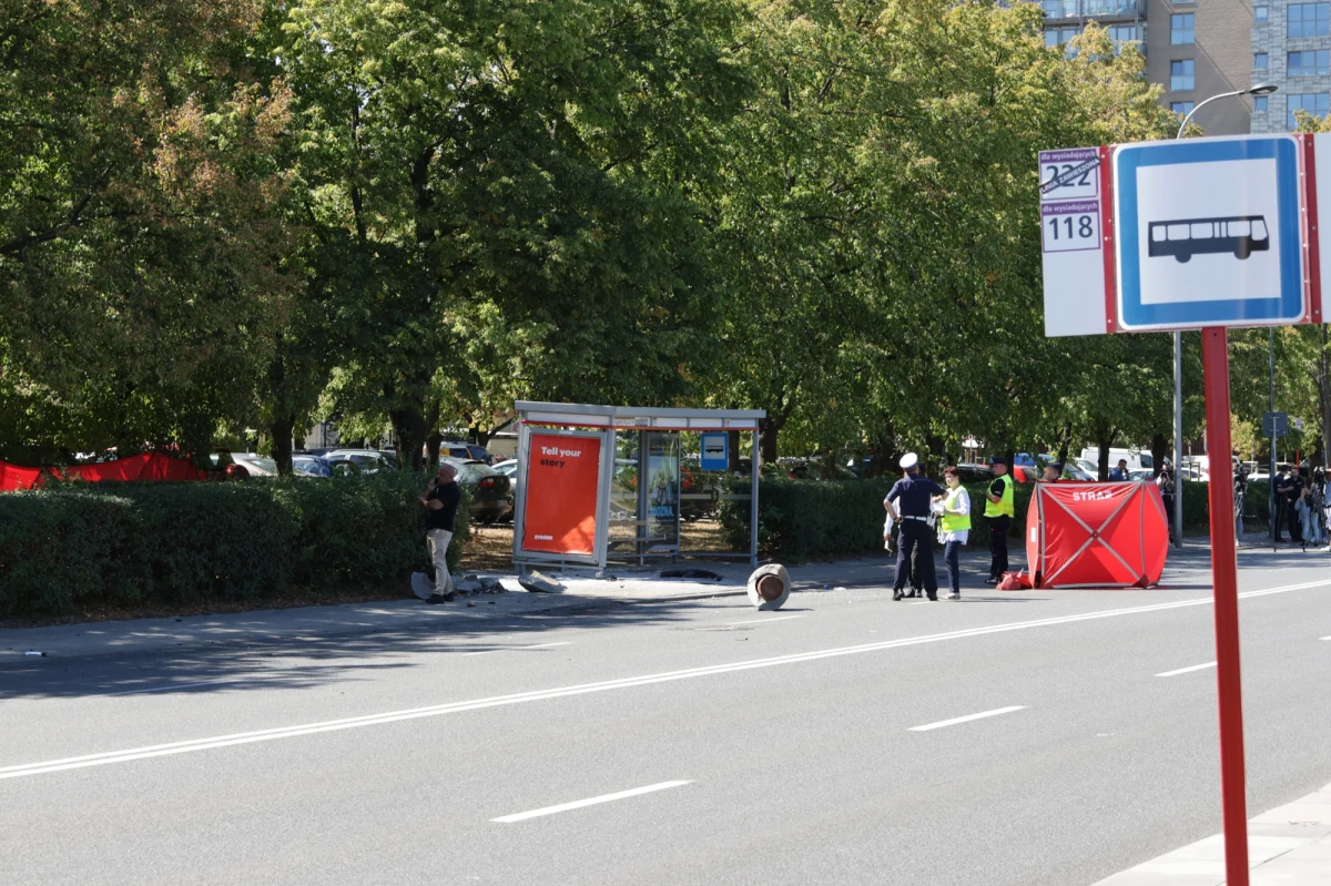 W miejscu tragicznego wypadku na ul. Woronicza w Warszawie, do którego doszło 13 sierpnia, zamontowane zostaną progi zwalniające - ustaliła reporterka RMF FM Magdalena Grajnert. Skrzyżowanie z ul. Spartańską docelowo ma zostać przebudowane, ale na razie warszawski ratusz wprowadza tymczasowe rozwiązanie.