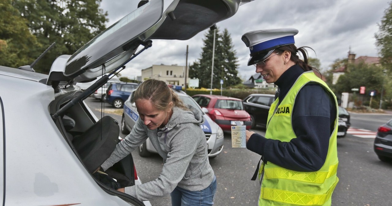 Policjanci znowu to kontrolują. Szukają w bagażniku konkretnych rzeczy wiadomości,aktualności,Interia Policjanci znowu to kontrolują. Szukają w bagażniku konkretnych rzeczy