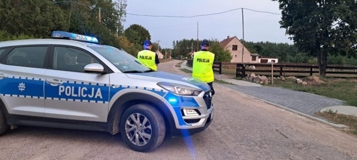 Po zatrzymaniu przez policję mężczyzny podejrzewanego o piątkowe zabójstwo w gminie Rozogi (woj. warmińsko-mazurskie) zabezpieczono dwie sztuki broni: krótką i długą - poinformowała prokuratura. Trwają oględziny miejsca zdarzenia i przesłuchania świadków.