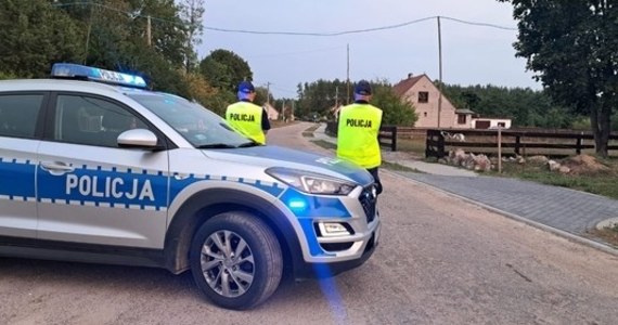 Po zatrzymaniu przez policję mężczyzny podejrzewanego o piątkowe zabójstwo w gminie Rozogi (woj. warmińsko-mazurskie) zabezpieczono dwie sztuki broni: krótką i długą - poinformowała prokuratura. Trwają oględziny miejsca zdarzenia i przesłuchania świadków.