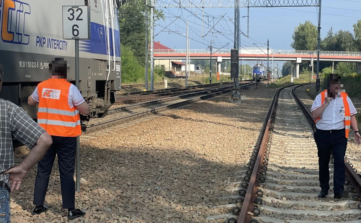O krok od katastrofy kolejowej w Małopolsce. W Trzebini na jednym torze znalazły się jadące w przeciwnych kierunkach dwa pociągi pasażerskie. Składy zatrzymały się w odległości 100 metrów od siebie, dzięki czemu nie doszło do zderzenia. Nikomu nic się nie stało.