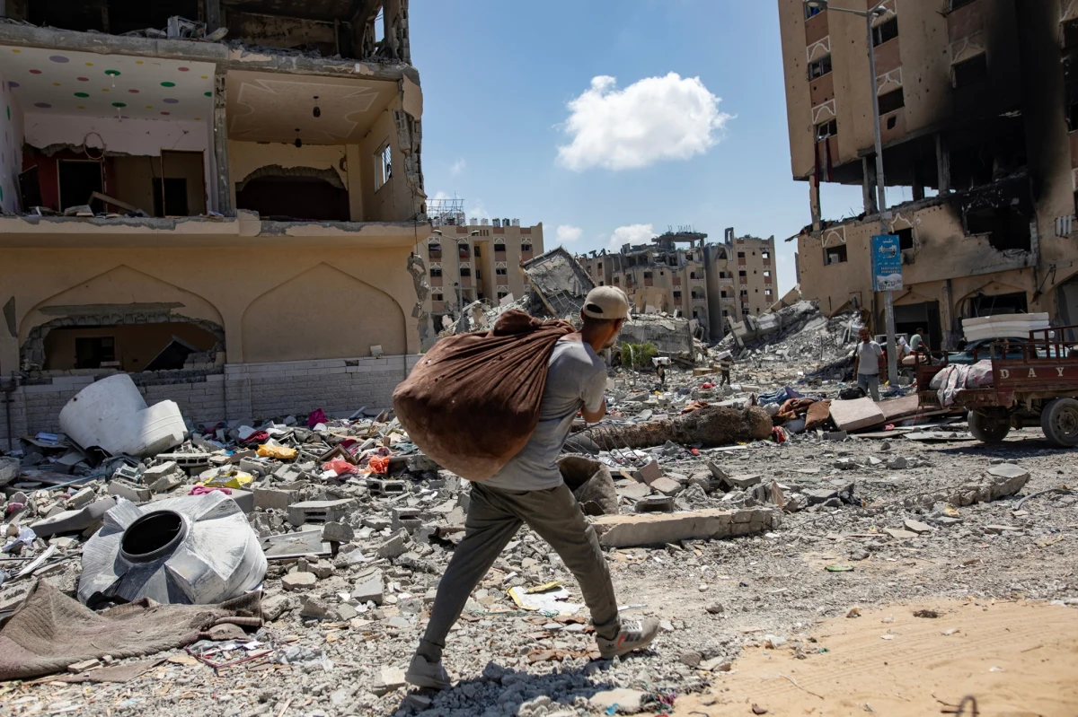 Co najmniej 50 osób zginęło w sobotę w izraelskich atakach na Strefę Gazy - poinformowały lokalne władze medyczne. W stolicy Egiptu Kairze odbywa się kolejna tura rozmów o zawieszeniu broni w trwającej od 10 miesięcy wojnie. ONZ ostrzega, że do Gazy dociera coraz mniej pomocy.