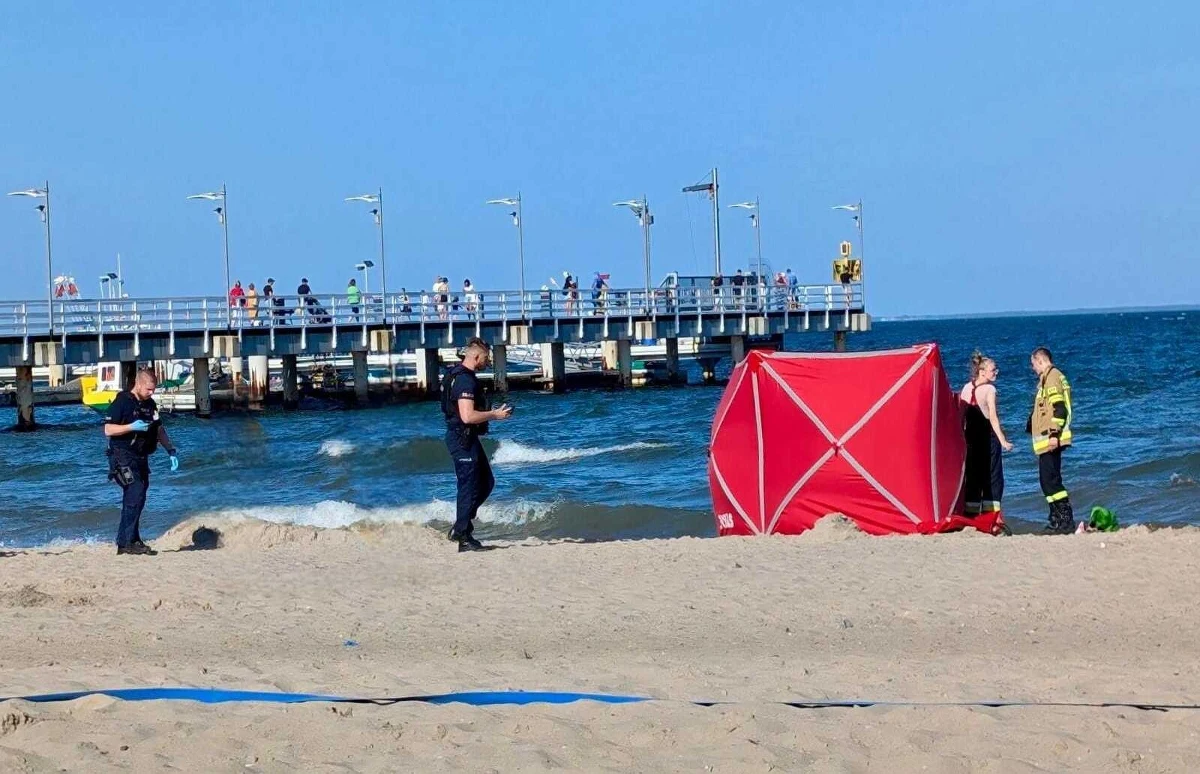 ​78-latek utonął w Zatoce Puckiej. Jego ciało znaleziono w sobotę po południu na plaży w Mechelinkach. Służby zaapelowały do wypoczywających nad wodą o rozwagę.