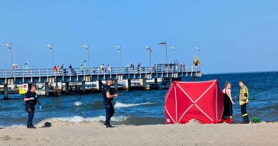 ​78-latek utonął w Zatoce Puckiej. Jego ciało znaleziono w sobotę po południu na plaży w Mechelinkach. Służby zaapelowały do wypoczywających nad wodą o rozwagę.