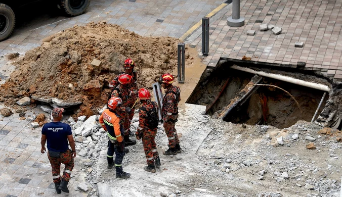 Kobieta zapadła się pod ziemię w centrum miasta. Trwa akcja służb 