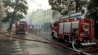 Pożar kamienicy w Poznaniu. 11 rannych strażaków, dwóch poszukiwanych