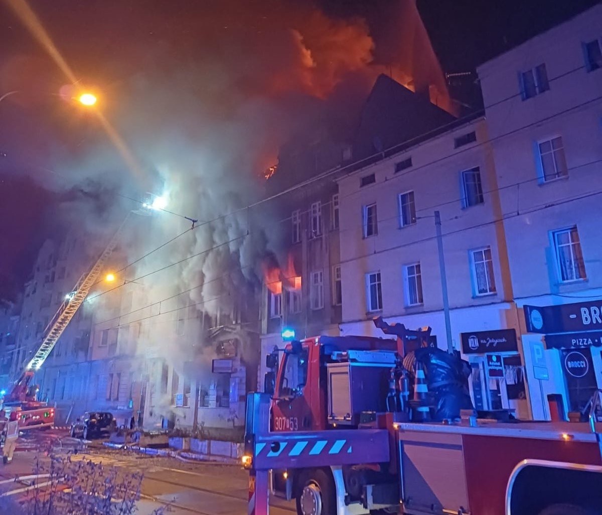 Dwóch strażaków zginęło w czasie akcji gaszenia pożaru w kamienicy w Poznaniu. W budynku po wybuchu pożaru doszło do dwóch eksplozji.  Rannych zostało 14 osób, w tym 11 strażaków oraz trzy osoby postronne.  