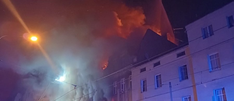 Dwóch strażaków zginęło w czasie akcji gaszenia pożaru w kamienicy w Poznaniu. W budynku po wybuchu pożaru doszło do dwóch eksplozji.  Rannych zostało 14 osób, w tym 11 strażaków oraz trzy osoby postronne.  