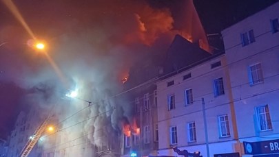 Pożar kamienicy w Poznaniu. 2 strażaków nie żyje, 14 osób poszkodowanych