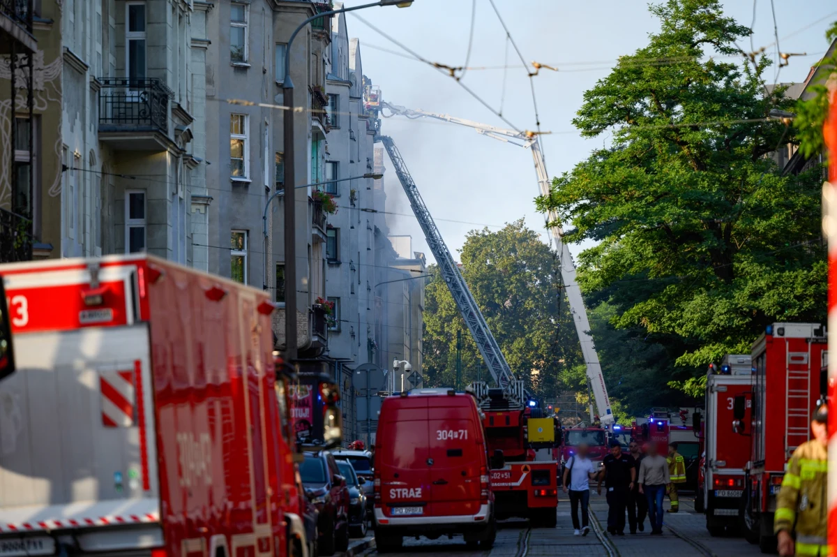 Urząd wojewódzki wypłaci każdemu z poszkodowanych w efekcie pożaru i wybuchu budynku w Poznaniu do 6 tys. zł doraźnego wsparcia - poinformowała wojewoda wielkopolska Agata Sobczyk. W nocy w kamienicy w centrum miasta wybuchł pożar. W jego wyniku 14 osób, w tym 11 strażaków, zostało poszkodowanych. Trwają poszukiwania dwóch zaginionych strażaków.