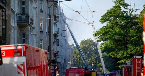 Urząd wojewódzki wypłaci każdemu z poszkodowanych w efekcie pożaru i wybuchu budynku w Poznaniu do 6 tys. zł doraźnego wsparcia - poinformowała wojewoda wielkopolska Agata Sobczyk. W nocy w kamienicy w centrum miasta wybuchł pożar. W jego wyniku 14 osób, w tym 11 strażaków, zostało poszkodowanych. Trwają poszukiwania dwóch zaginionych strażaków.