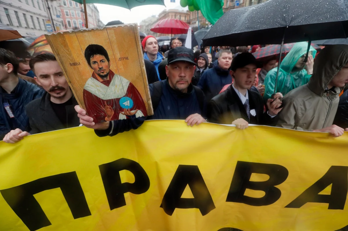 Rosjanin Paweł Durow, założyciel komunikatora Telegram, umożliwiającego wysyłanie szyfrowanych wiadomości, został w sobotę wieczorem zatrzymany na paryskim lotnisku Le Bourget – poinformował portal TF1 Info, powołując się na swoje źródła.