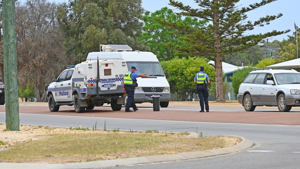 Po wypadku drogowym na przedmieściach Sydney w Australii jeden z jego uczestników wpadł w szał i ranił nożem cztery inne osoby, w tym jadącą z nim kobietę oraz policjanta – podał w niedzielę dziennik „Sydney Morning Herald”.