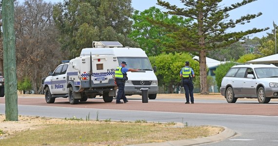 Po wypadku drogowym na przedmieściach Sydney w Australii jeden z jego uczestników wpadł w szał i ranił nożem cztery inne osoby, w tym jadącą z nim kobietę oraz policjanta – podał w niedzielę dziennik „Sydney Morning Herald”.