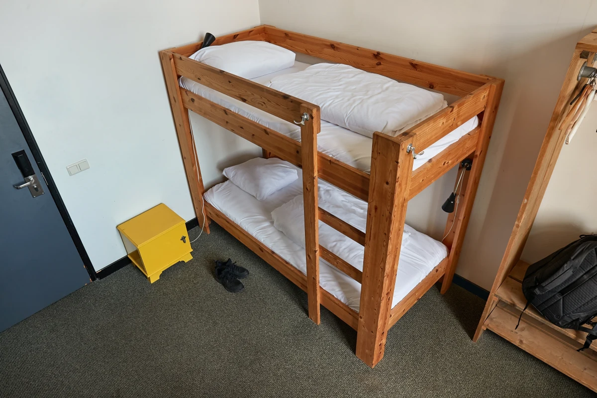 Policjanci z Sosnowca w woj. śląskim zatrzymali mężczyznę podejrzanego o posiadanie i handel narkotykami. W wynajmowanym pokoju hostelowym miał ponad 700 porcji amfetaminy i metamfetaminy. 