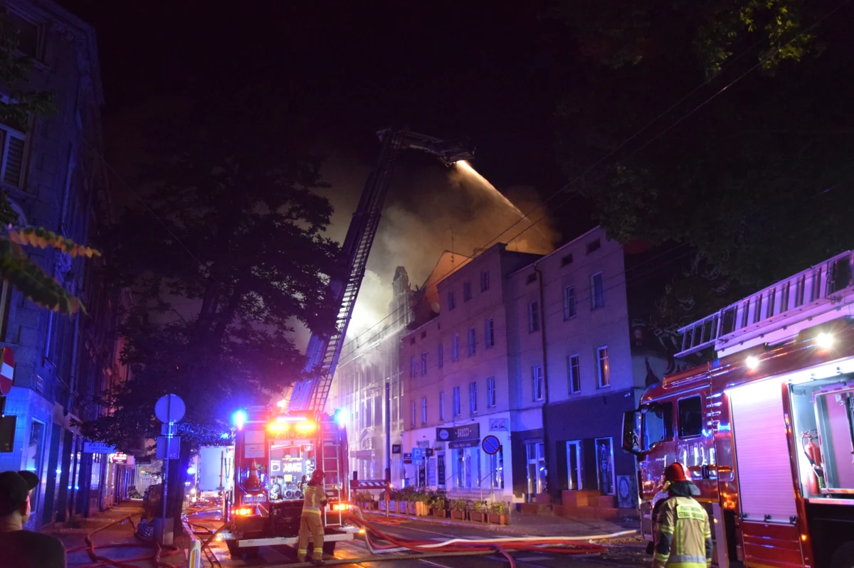 "Kamienica, w której w nocy doszło do pożaru, najpewniej będzie wyburzona" - powiedział prezydent Poznania Jacek Jaśkowiak. W budynku, który spłonął w nocy z sobotę na niedzielę, mieszkało około 20 osób. Ogień rozprzestrzenił się na całą konstrukcję po dwóch eksplozjach, do których doszło już w trakcie akcji gaśniczej. 2 strażaków zginęło, 14 osób zostało poszkodowanych.