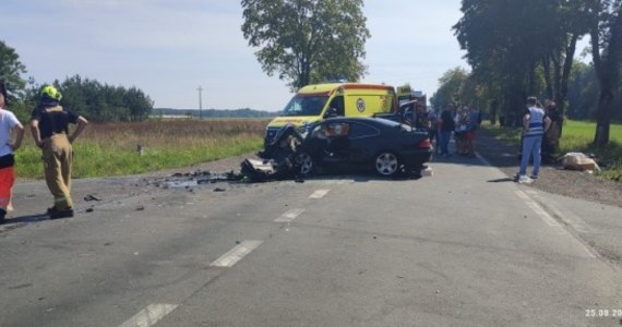 W czołowym zderzeniu dwóch samochodów osobowych w miejscowości Brody Duże zginął 21-letni kierowca i jego 16-letnia pasażerka. Dwoje pozostałych pasażerów w wieku 18 i 22 lat zostało rannych. Do szpitala w ciężkim stanie trafiło też starsze małżeństwo, które jechało drugim autem.